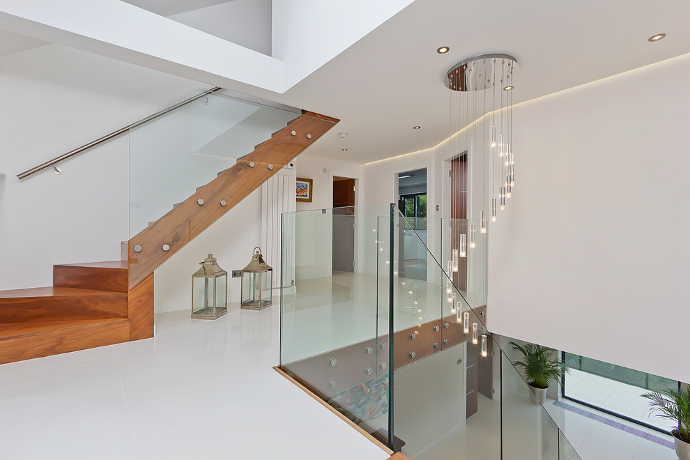 Modelo de escalera contemporánea con barandilla de vidrio
