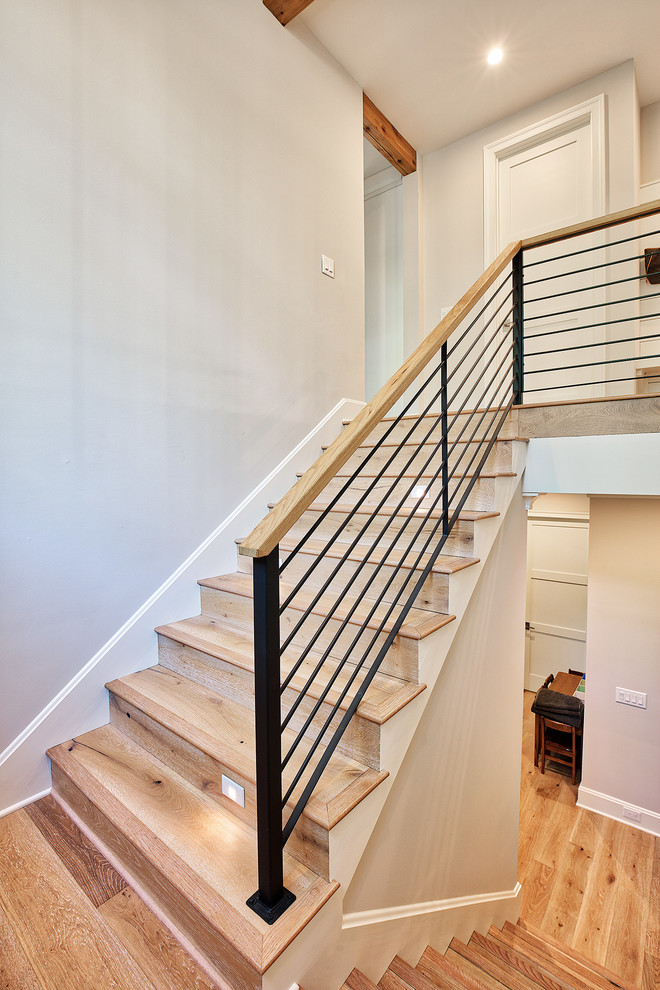 Diseño de escalera en U marinera con escalones de madera, contrahuellas de madera y barandilla de varios materiales