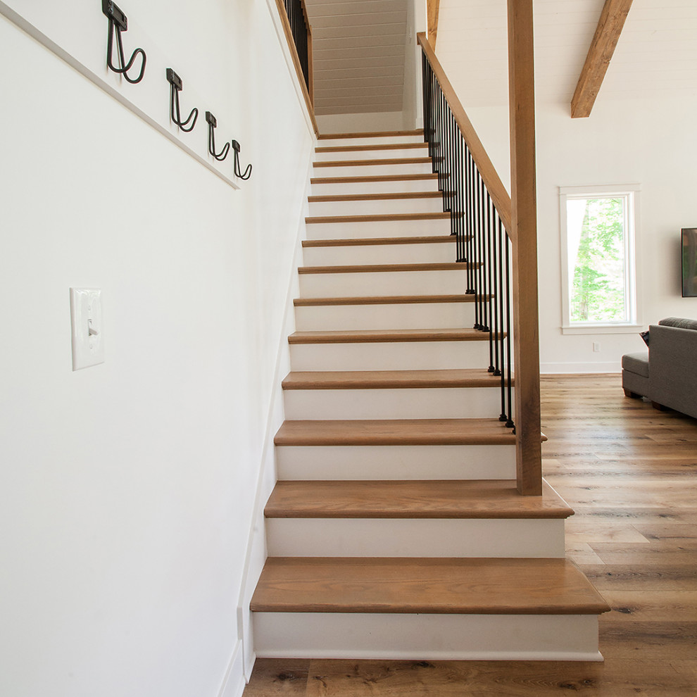 Свежая идея для дизайна: прямая лестница среднего размера в стиле модернизм с деревянными ступенями, крашенными деревянными подступенками и перилами из смешанных материалов - отличное фото интерьера