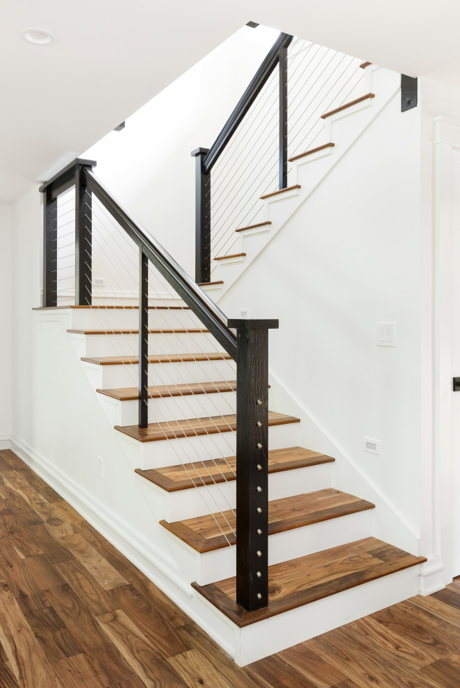 Свежая идея для дизайна: п-образная лестница среднего размера в стиле кантри с деревянными ступенями, крашенными деревянными подступенками и перилами из тросов - отличное фото интерьера
