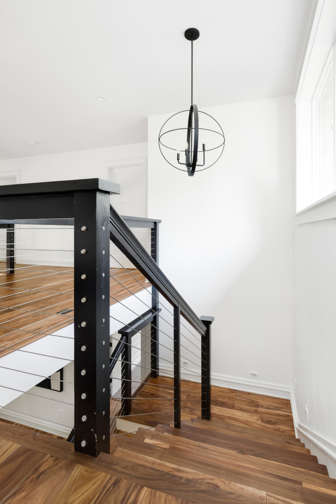Пример оригинального дизайна: п-образная лестница среднего размера в стиле кантри с деревянными ступенями, крашенными деревянными подступенками и перилами из тросов