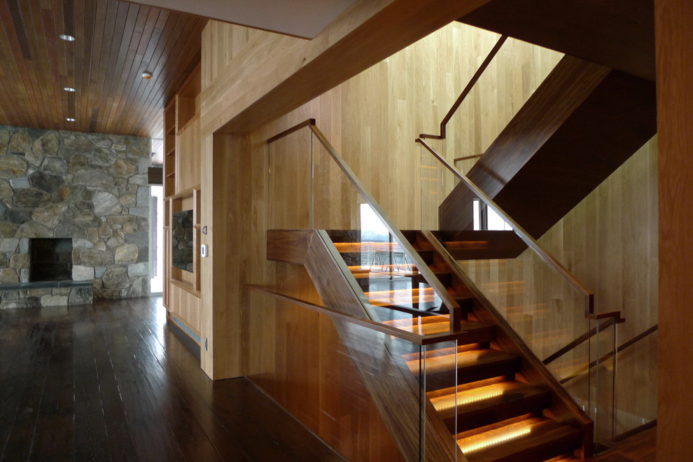 Источник вдохновения для домашнего уюта: огромная п-образная деревянная лестница в современном стиле с деревянными ступенями и стеклянными перилами