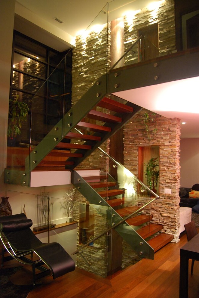 Imagen de escalera en U minimalista grande sin contrahuella con escalones de madera