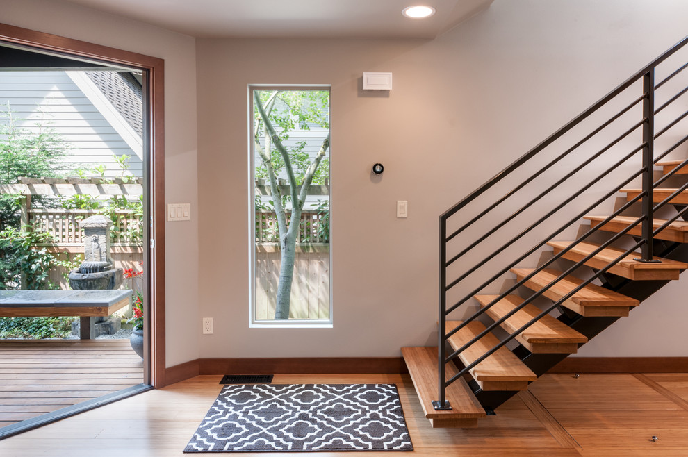 Idées déco pour un petit escalier flottant moderne avec des marches en bois.