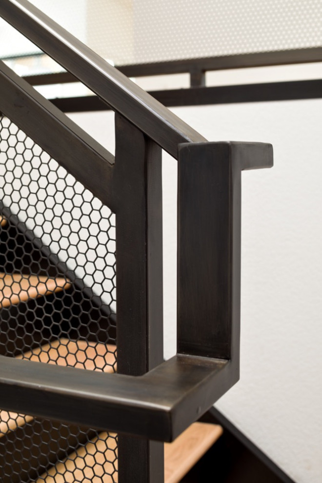Mittelgroße Moderne Metalltreppe in L-Form mit Holz-Setzstufen und Stahlgeländer in Denver