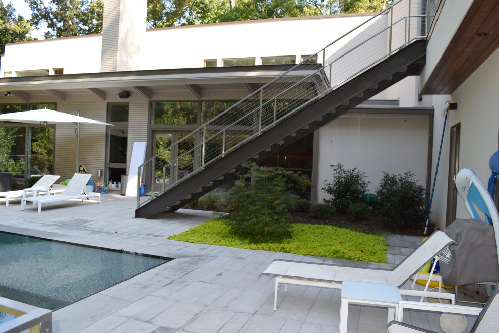 Example of a minimalist staircase design in Atlanta