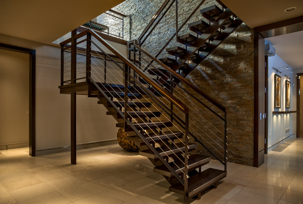 На фото: п-образная лестница в современном стиле без подступенок с