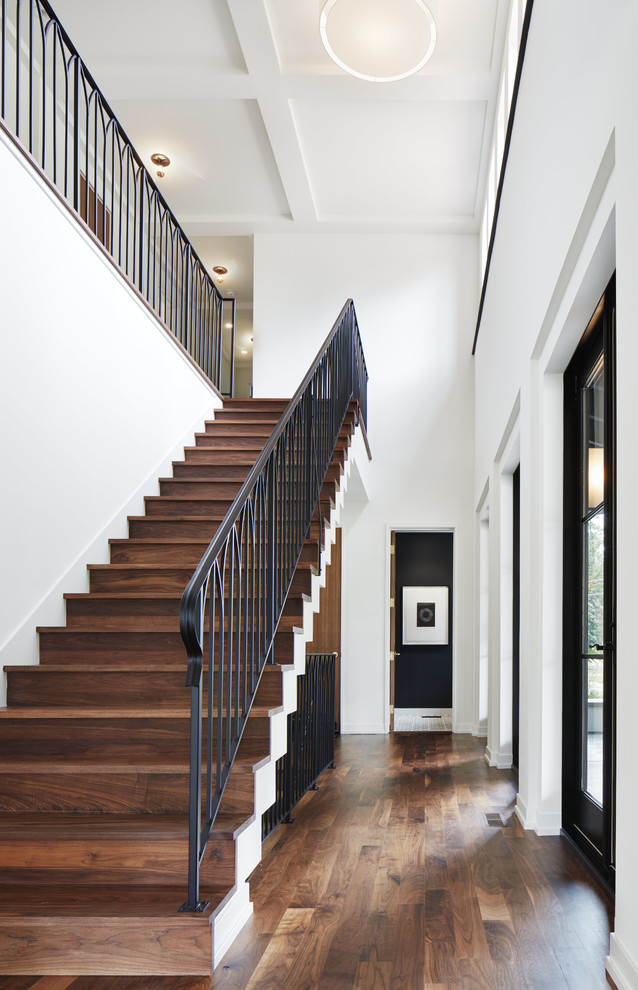Идея дизайна: прямая деревянная лестница в стиле неоклассика (современная классика) с деревянными ступенями