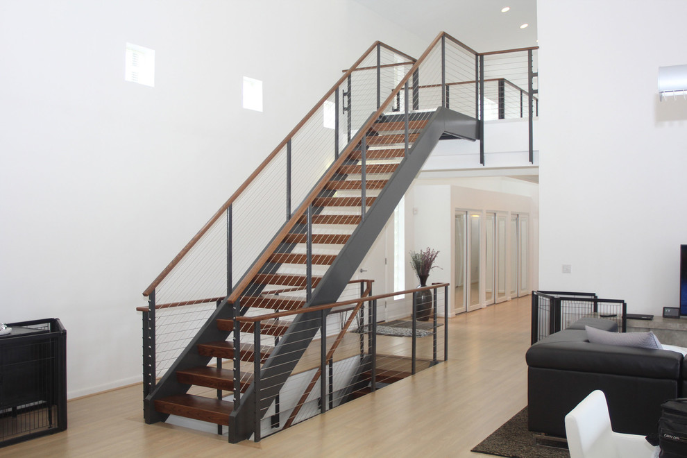 Свежая идея для дизайна: прямая лестница в стиле модернизм с деревянными ступенями и перилами из тросов без подступенок - отличное фото интерьера