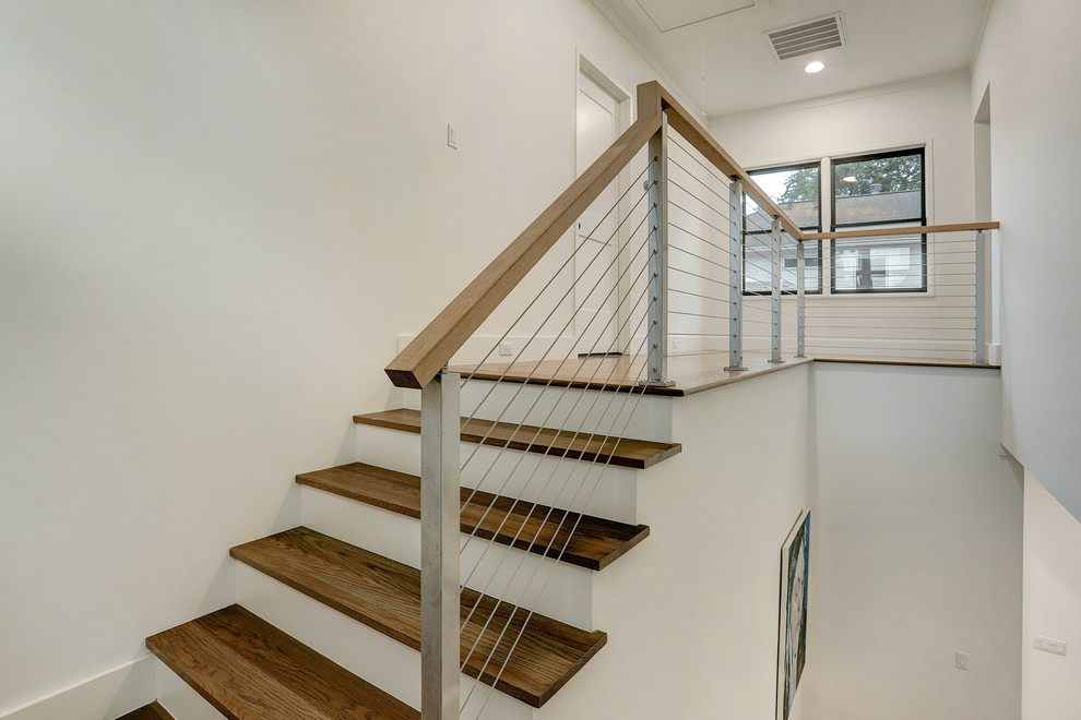 Стильный дизайн: п-образная лестница среднего размера в стиле модернизм с деревянными ступенями и перилами из тросов - последний тренд