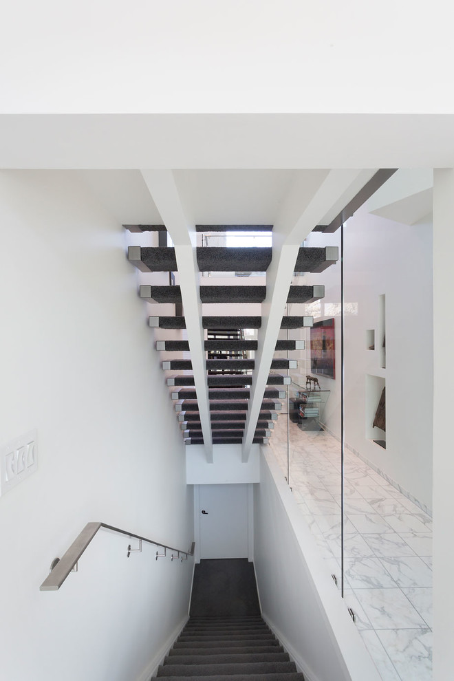 Источник вдохновения для домашнего уюта: лестница на больцах, среднего размера в стиле модернизм с ступенями с ковровым покрытием без подступенок