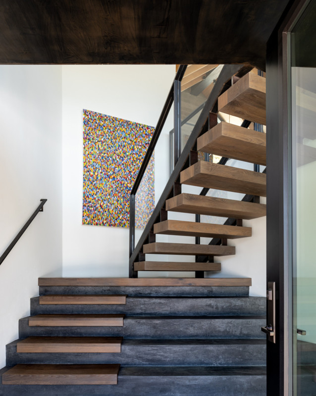 Идея дизайна: бетонная лестница в стиле рустика с деревянными ступенями и металлическими перилами