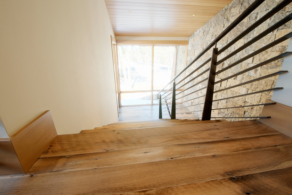 Ejemplo de escalera recta moderna con escalones de madera