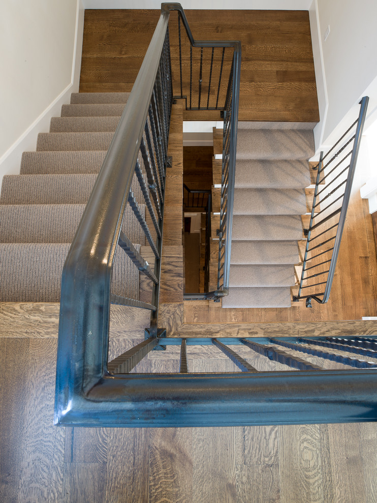 Ejemplo de escalera en U romántica de tamaño medio con escalones de madera y contrahuellas de madera pintada