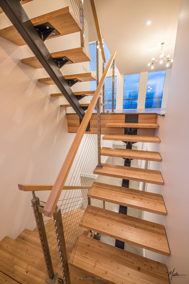 Ejemplo de escalera en U industrial de tamaño medio sin contrahuella con escalones de madera y barandilla de cable