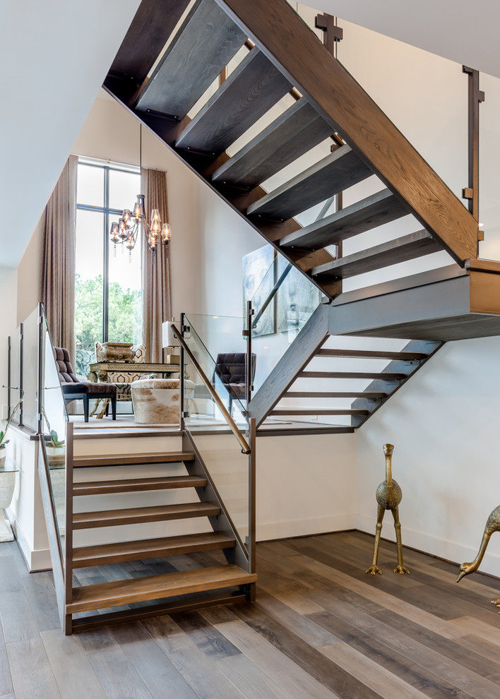 На фото: п-образная лестница среднего размера в стиле неоклассика (современная классика) с деревянными ступенями без подступенок с