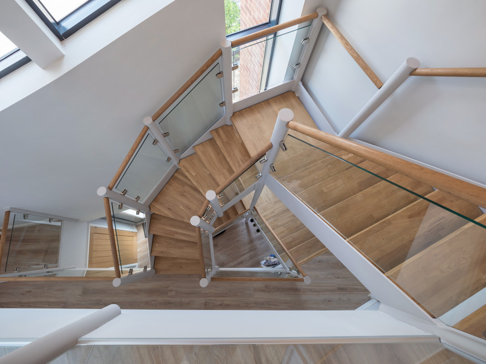 Gewendelte, Mittelgroße Moderne Treppe mit Holz-Setzstufen in West Midlands