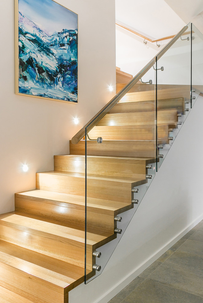 Modelo de escalera en L minimalista grande con escalones de madera, contrahuellas de madera y barandilla de madera