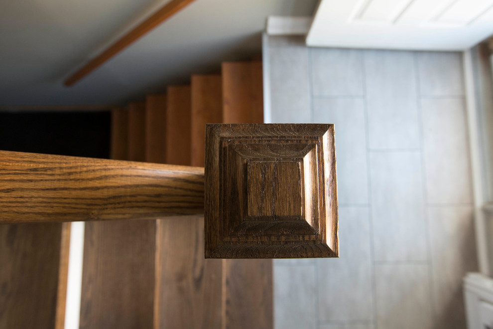 Esempio di una scala a rampa dritta minimalista con pedata in legno, alzata in legno verniciato e parapetto in legno