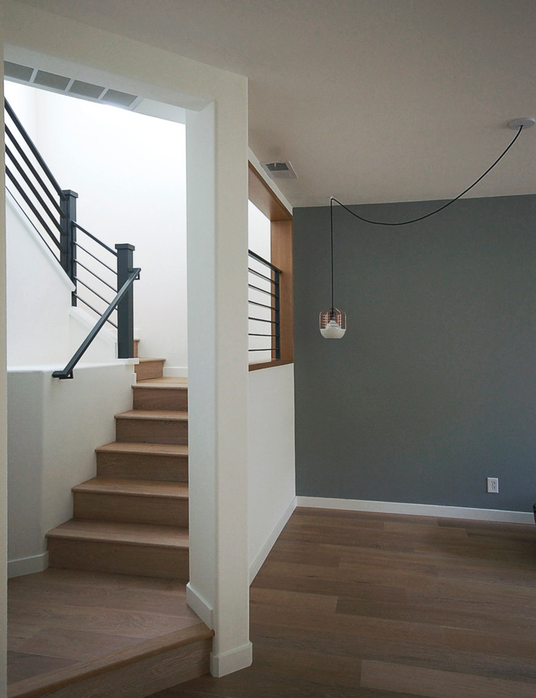 Idée de décoration pour un escalier vintage en U de taille moyenne avec des marches en bois et des contremarches en bois.