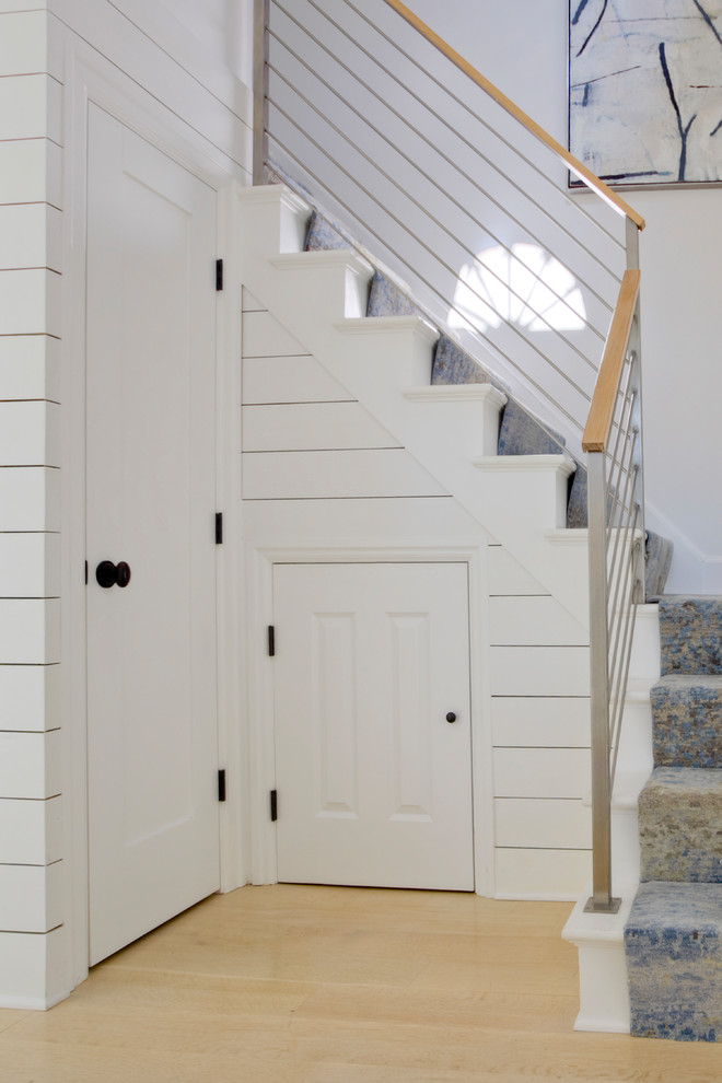 Пример оригинального дизайна: п-образная лестница среднего размера в морском стиле с ступенями с ковровым покрытием, ковровыми подступенками и перилами из тросов