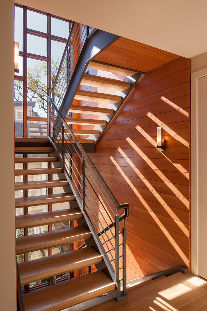 Ejemplo de escalera minimalista sin contrahuella con escalones de madera