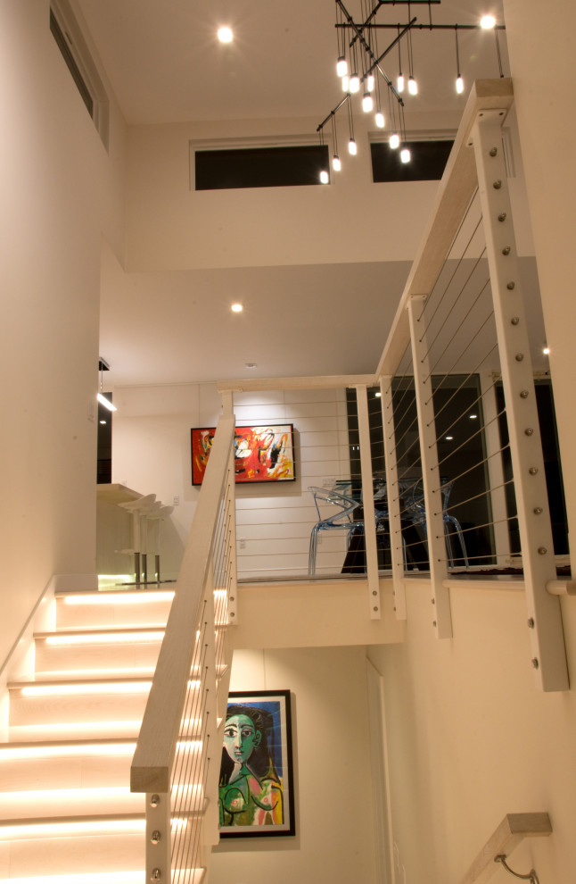 Свежая идея для дизайна: прямая деревянная лестница среднего размера в стиле модернизм с деревянными ступенями и перилами из тросов - отличное фото интерьера