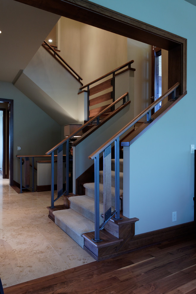 На фото: огромная п-образная лестница в современном стиле с ступенями с ковровым покрытием и ковровыми подступенками с