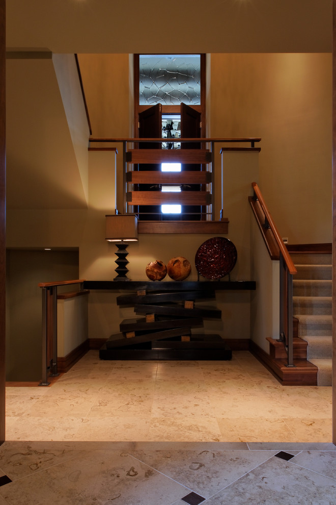 Идея дизайна: огромная п-образная лестница в стиле фьюжн с ступенями с ковровым покрытием и ковровыми подступенками