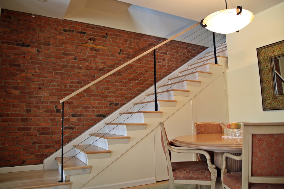 Пример оригинального дизайна: прямая лестница среднего размера в стиле модернизм с деревянными ступенями, крашенными деревянными подступенками и перилами из тросов