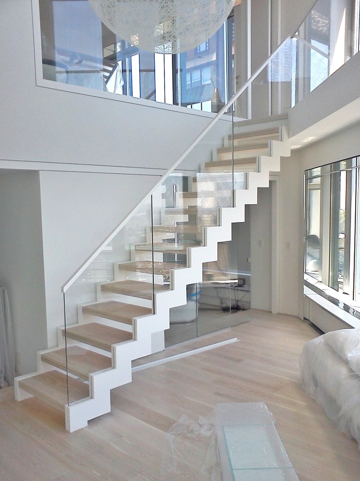 Inspiration för stora moderna raka trappor i trä, med öppna sättsteg och räcke i glas