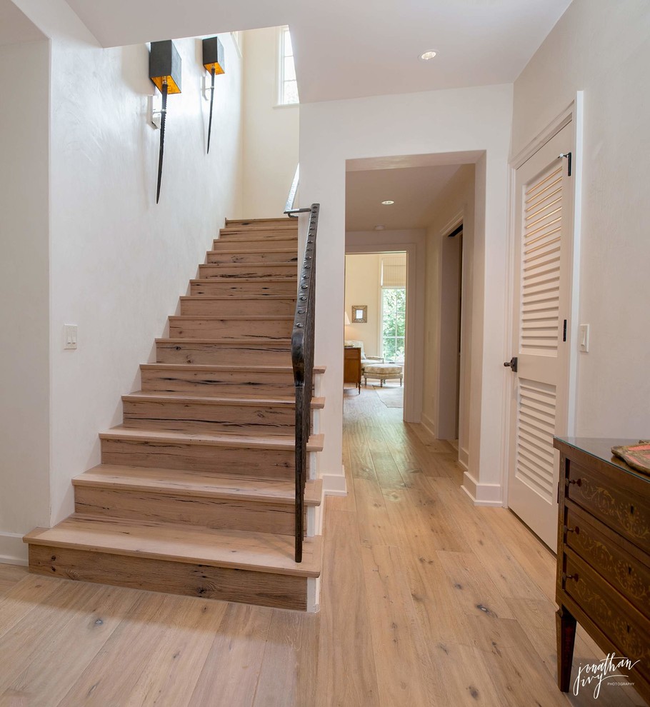 Imagen de escalera recta de estilo de casa de campo grande con escalones de madera y contrahuellas de metal
