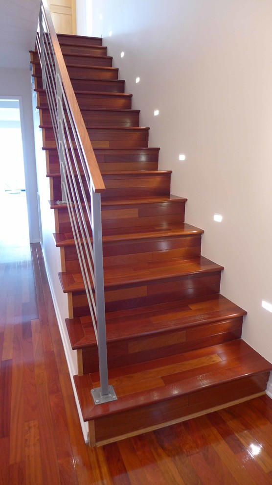 Imagen de escalera recta tradicional renovada pequeña