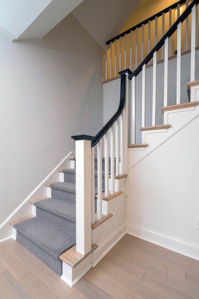 Diseño de escalera en L minimalista de tamaño medio con escalones de madera, contrahuellas de madera y barandilla de madera