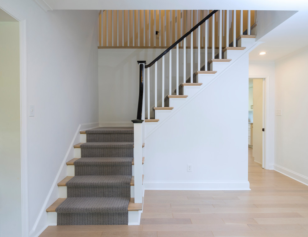 Modelo de escalera en L minimalista de tamaño medio con escalones de madera, contrahuellas de madera y barandilla de madera