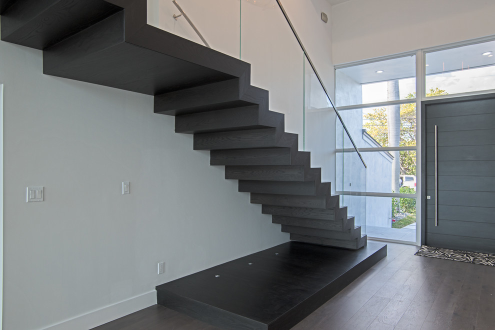 Источник вдохновения для домашнего уюта: деревянная лестница на больцах, среднего размера в стиле модернизм с деревянными ступенями и стеклянными перилами