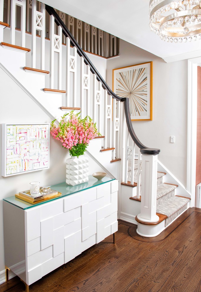 Пример оригинального дизайна: угловая лестница среднего размера в стиле неоклассика (современная классика) с ступенями с ковровым покрытием, ковровыми подступенками и деревянными перилами