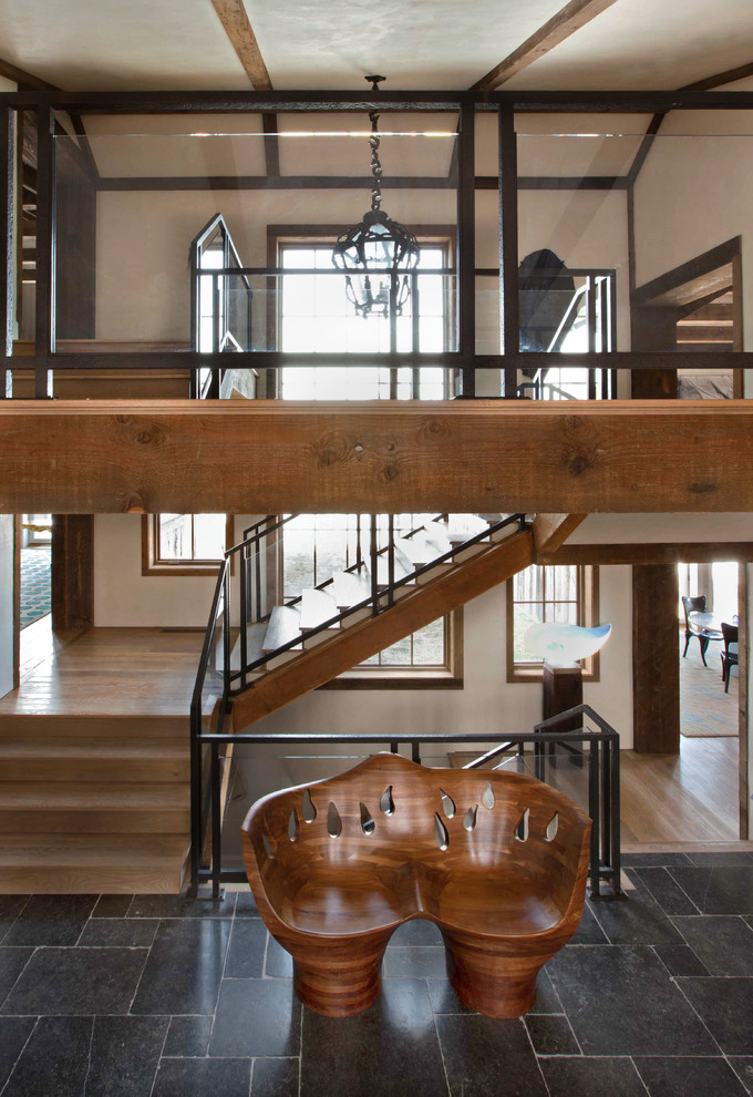 Пример оригинального дизайна: огромная деревянная лестница на больцах в стиле рустика с деревянными ступенями