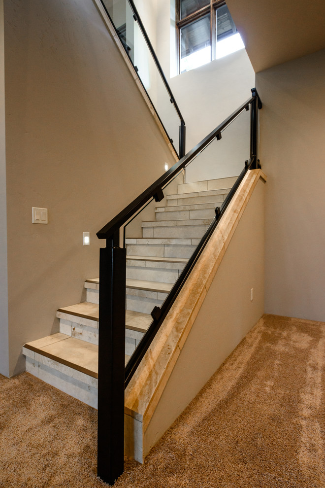 Foto de escalera en U minimalista con escalones con baldosas y contrahuellas con baldosas y/o azulejos