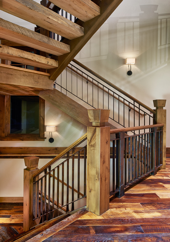 Cette photo montre un escalier sans contremarche hélicoïdal montagne avec des marches en bois.