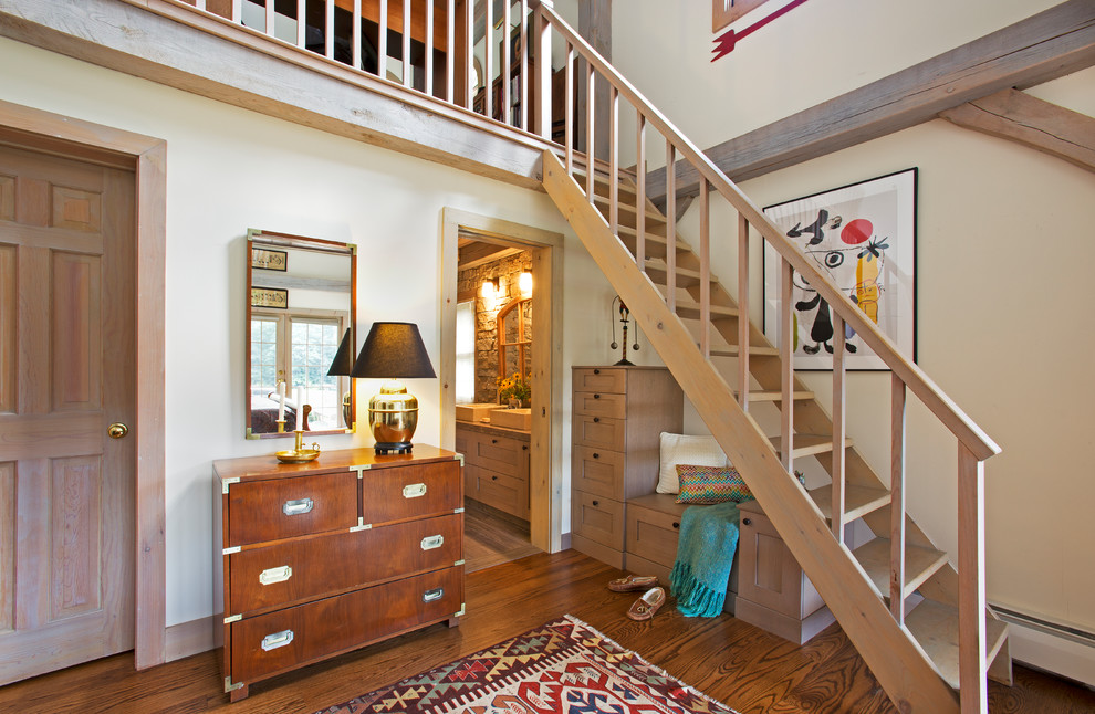Idées déco pour un petit escalier sans contremarche droit campagne avec des marches en bois, un garde-corps en bois et éclairage.