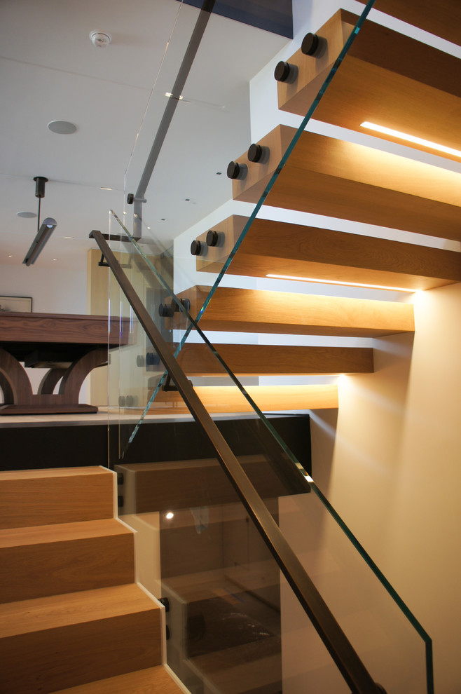 Inspiration pour un escalier flottant design de taille moyenne avec des marches en bois et des contremarches en bois.