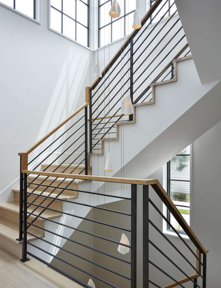 Стильный дизайн: угловая деревянная лестница в стиле неоклассика (современная классика) с деревянными ступенями и перилами из смешанных материалов - последний тренд