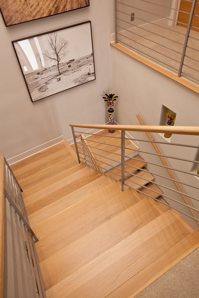 Пример оригинального дизайна: большая п-образная лестница в стиле модернизм с деревянными ступенями и металлическими перилами без подступенок