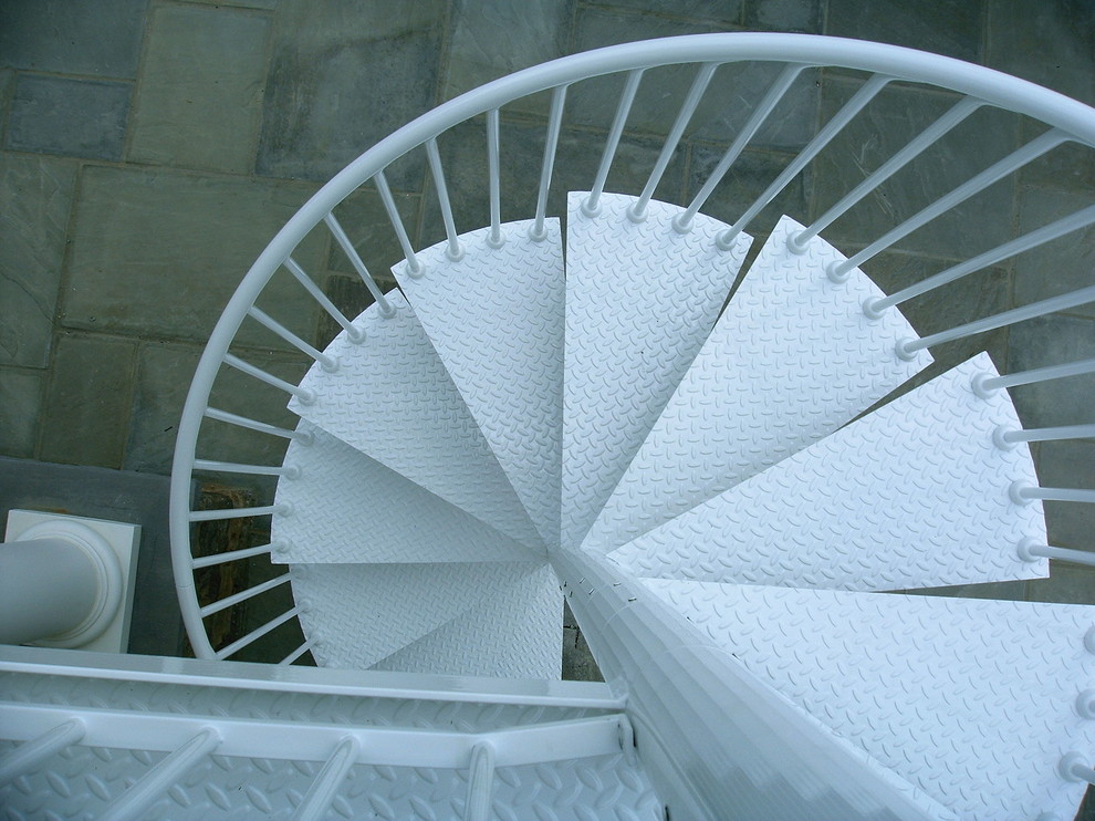 ワシントンD.C.にある中くらいなモダンスタイルのおしゃれならせん階段 (金属の蹴込み板、金属の手すり) の写真