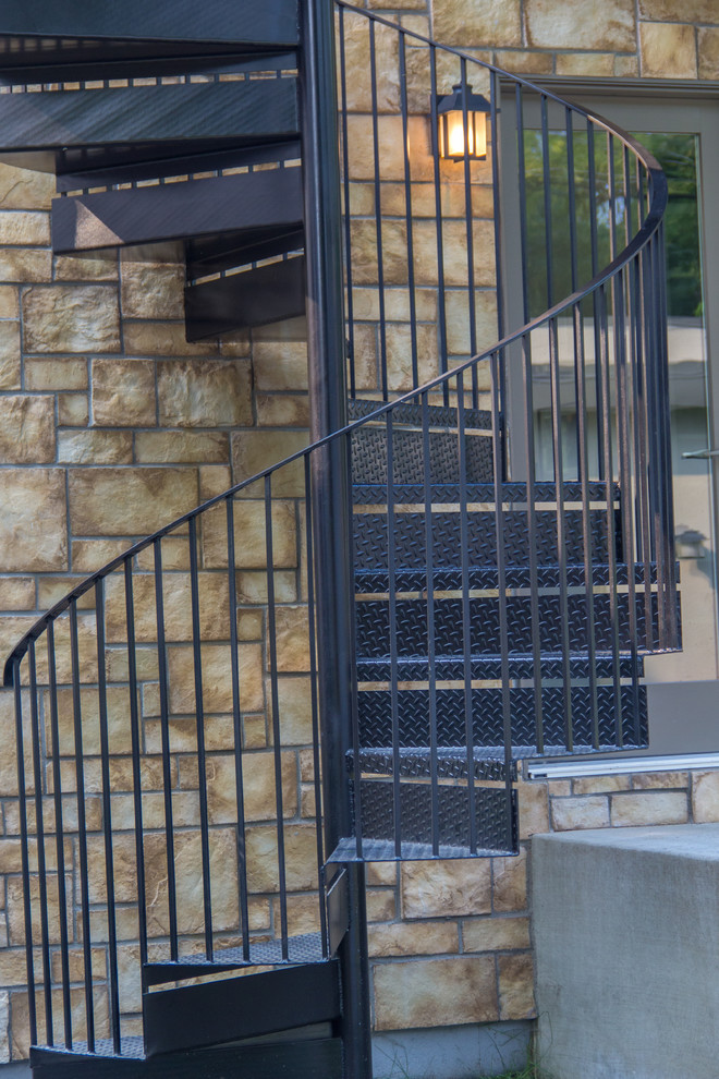 Пример оригинального дизайна: большая винтовая металлическая лестница в стиле модернизм с металлическими ступенями