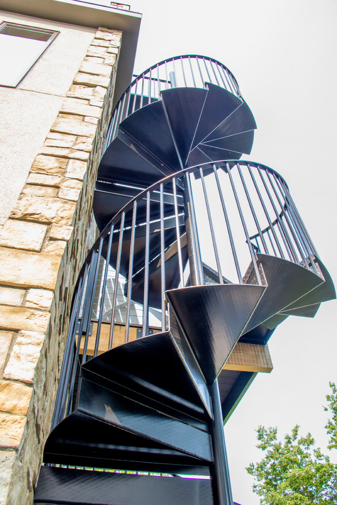 Foto de escalera de caracol contemporánea grande con escalones de metal y contrahuellas de metal