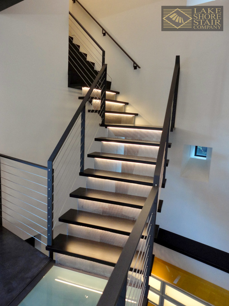 Источник вдохновения для домашнего уюта: огромная угловая металлическая лестница в стиле модернизм с деревянными ступенями