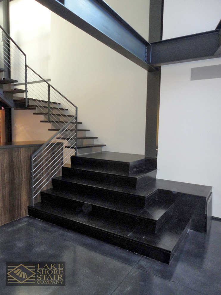 Große Moderne Holztreppe in L-Form mit Metall-Setzstufen und Drahtgeländer in Chicago