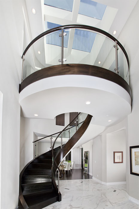 Example of a trendy curved staircase design in San Francisco